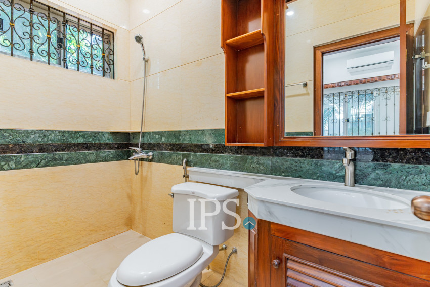 វីឡា 3 បន្ទប់គេង សម្រាប់ជួល - សួនបាសាក់ ទន្លេបាសាក់ ភ្នំពេញ