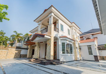 3 Bedroom Villa For Rent - Bassac Garden, Tonle Bassac, Phnom Penh thumbnail