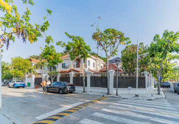 3 Bedroom Villa For Rent - Bassac Garden, Tonle Bassac, Phnom Penh thumbnail