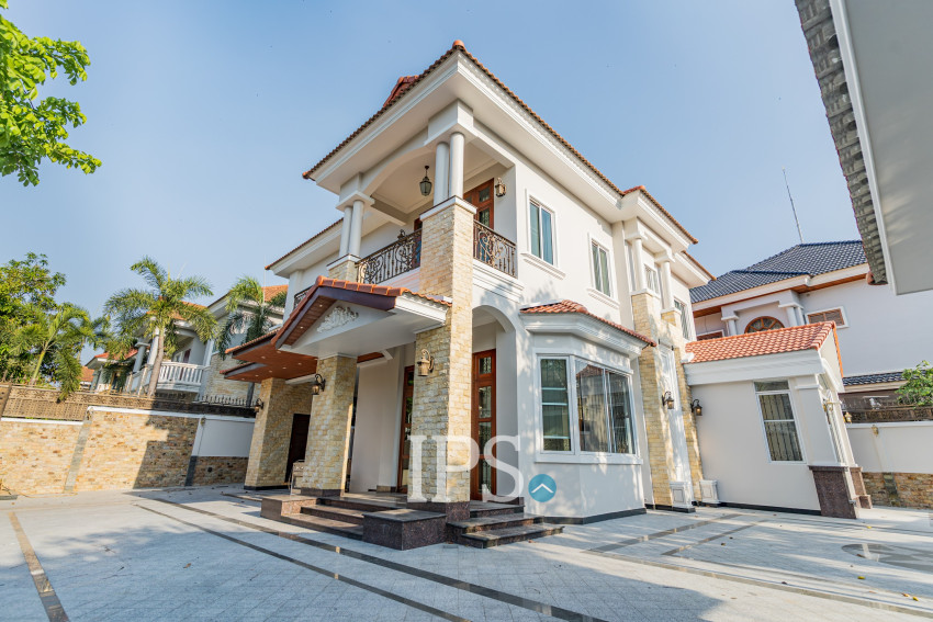 វីឡា 3 បន្ទប់គេង សម្រាប់ជួល - សួនបាសាក់ ទន្លេបាសាក់ ភ្នំពេញ