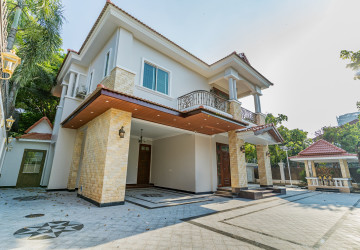 3 Bedroom Villa For Rent - Bassac Garden, Tonle Bassac, Phnom Penh thumbnail