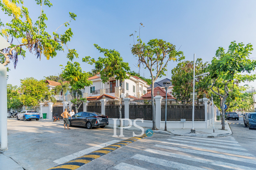 វីឡា 3 បន្ទប់គេង សម្រាប់ជួល - សួនបាសាក់ ទន្លេបាសាក់ ភ្នំពេញ