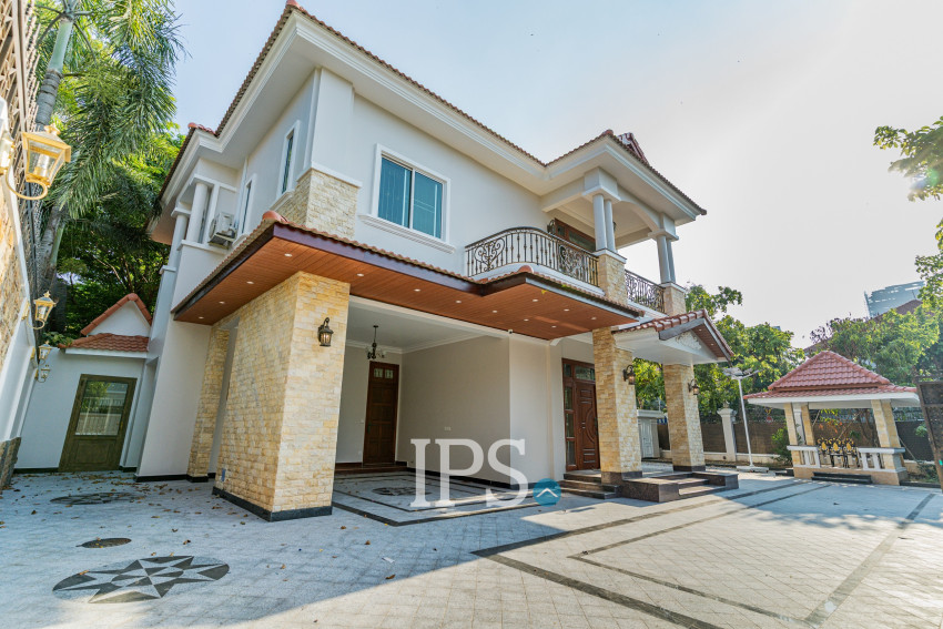 វីឡា 3 បន្ទប់គេង សម្រាប់ជួល - សួនបាសាក់ ទន្លេបាសាក់ ភ្នំពេញ