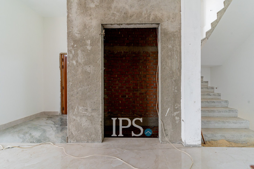 4 Bedroom Villa For Sale - Tonle Bassac, Phnom Penh