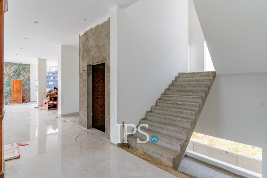 4 Bedroom Villa For Sale - Tonle Bassac, Phnom Penh