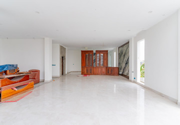 4 Bedroom Villa For Sale - Tonle Bassac, Phnom Penh thumbnail