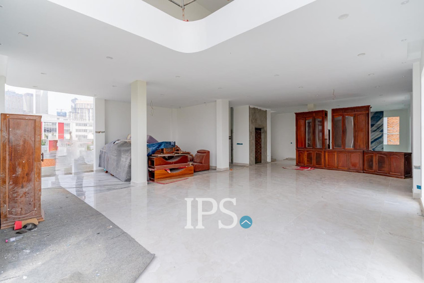 4 Bedroom Villa For Sale - Tonle Bassac, Phnom Penh