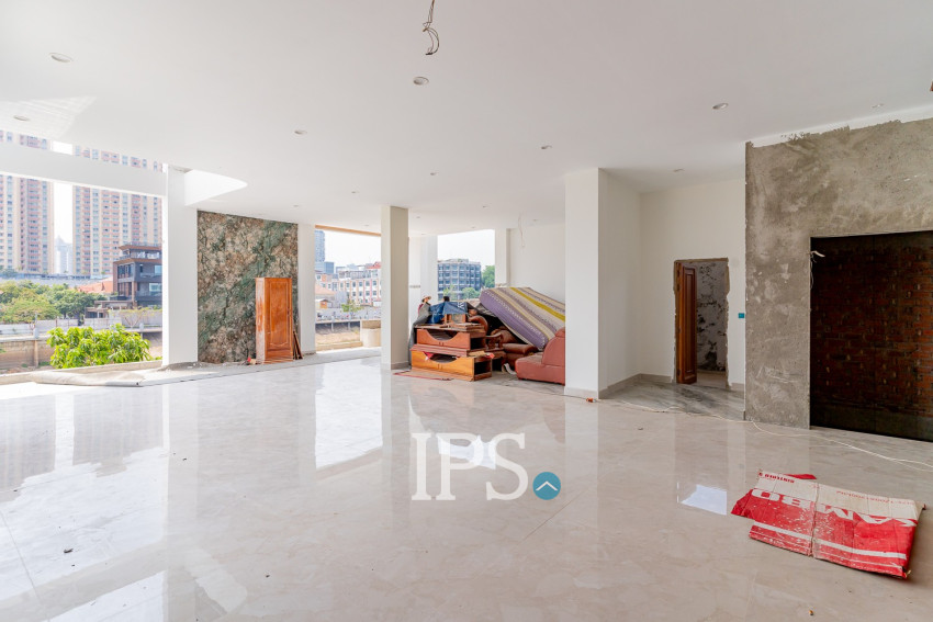 4 Bedroom Villa For Sale - Tonle Bassac, Phnom Penh