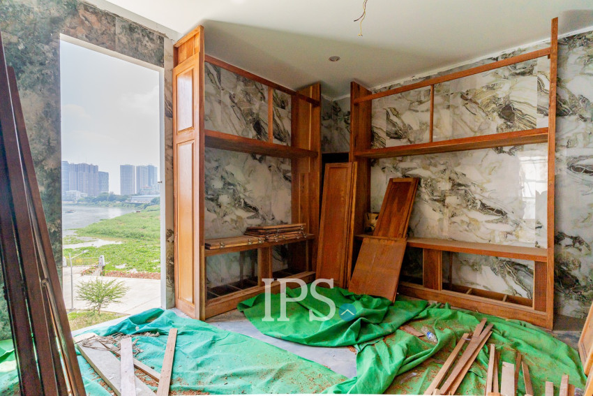 4 Bedroom Villa For Sale - Tonle Bassac, Phnom Penh