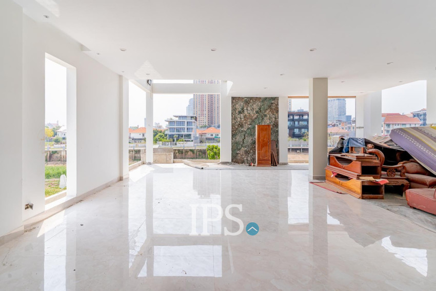 4 Bedroom Villa For Sale - Tonle Bassac, Phnom Penh