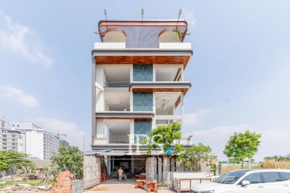 4 Bedroom Villa For Sale - Tonle Bassac, Phnom Penh - Image 2