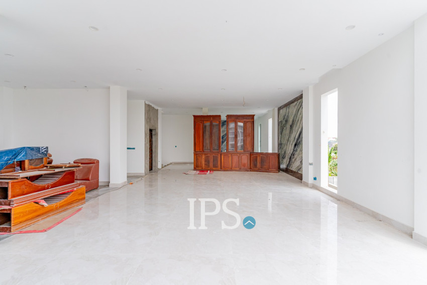 4 Bedroom Villa For Sale - Tonle Bassac, Phnom Penh