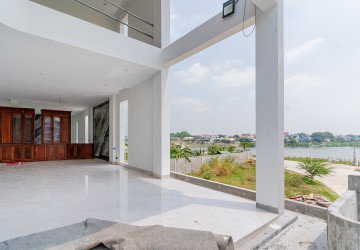 4 Bedroom Villa For Sale - Tonle Bassac, Phnom Penh thumbnail