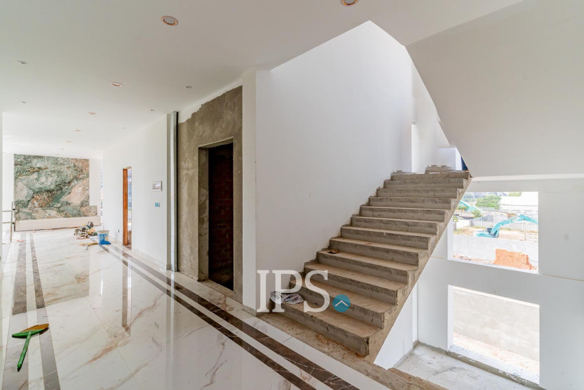 4 Bedroom Villa For Sale - Tonle Bassac, Phnom Penh