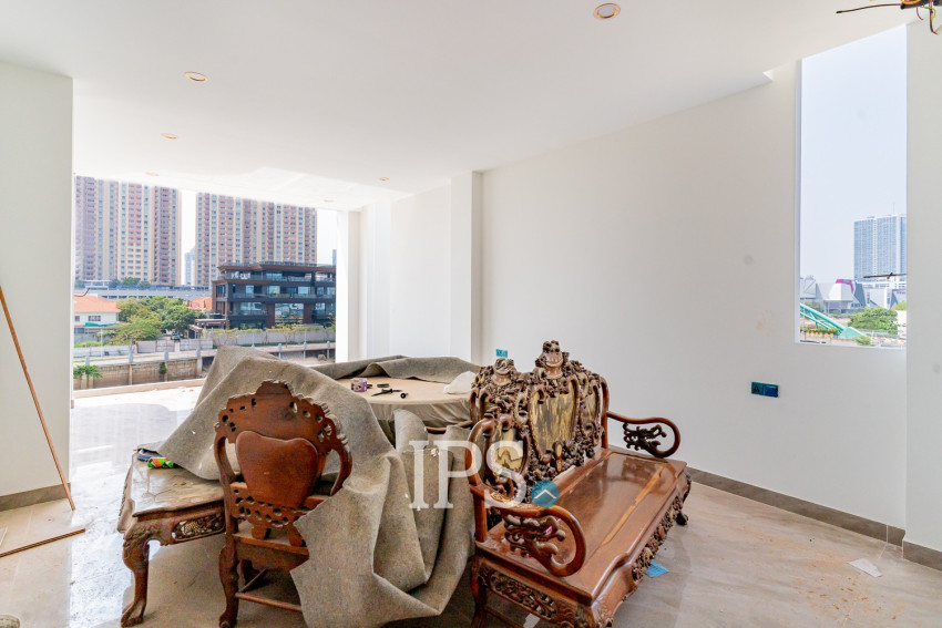 4 Bedroom Villa For Sale - Tonle Bassac, Phnom Penh