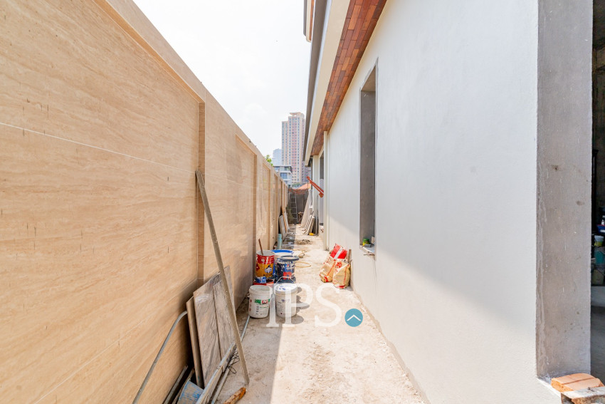 4 Bedroom Villa For Sale - Tonle Bassac, Phnom Penh