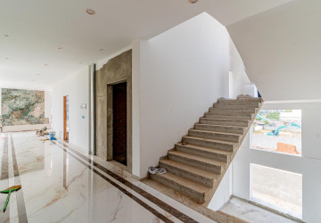 4 Bedroom Villa For Sale - Tonle Bassac, Phnom Penh thumbnail