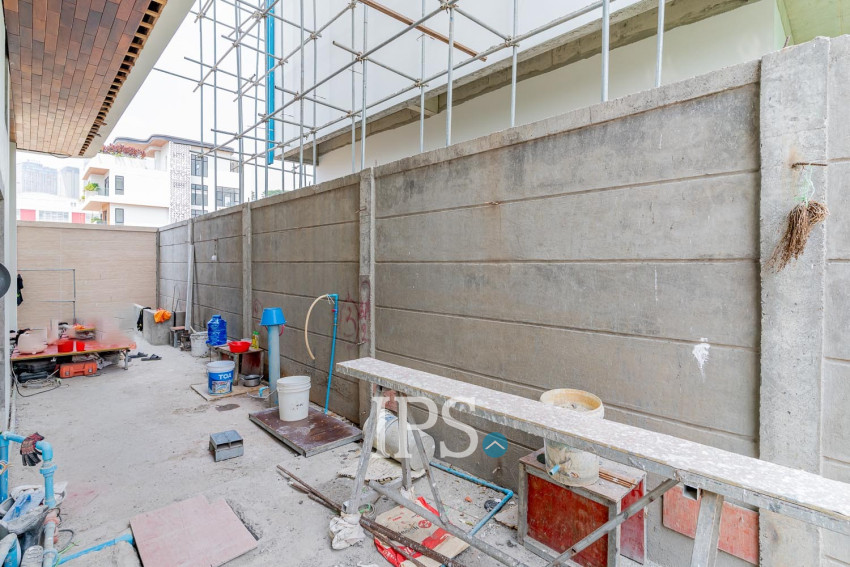 4 Bedroom Villa For Sale - Tonle Bassac, Phnom Penh