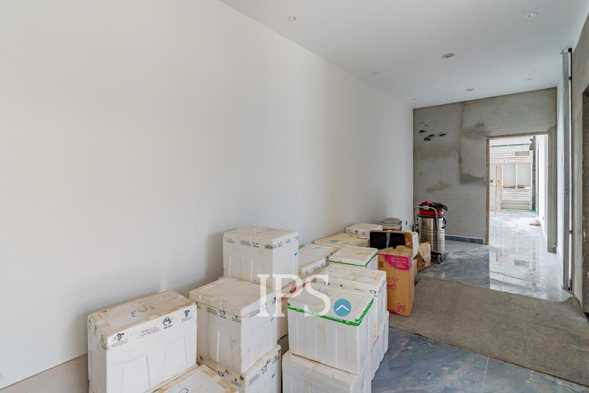 4 Bedroom Villa For Sale - Tonle Bassac, Phnom Penh