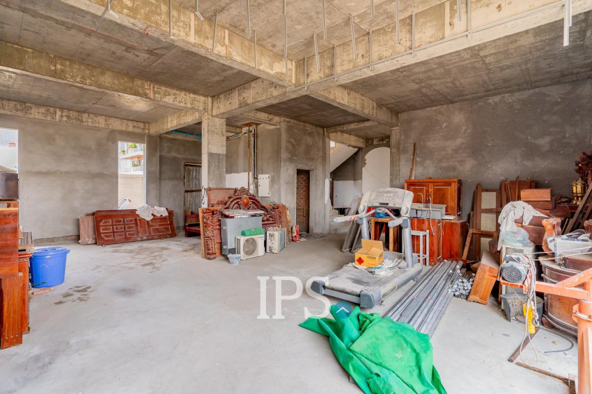 4 Bedroom Villa For Sale - Tonle Bassac, Phnom Penh