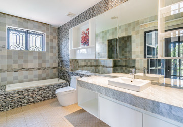 6 Bedroom Villa For Rent - Villa Town, Chak Angrae Kraom, Phnom Penh thumbnail