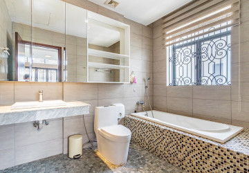 6 Bedroom Villa For Rent - Villa Town, Chak Angrae Kraom, Phnom Penh thumbnail