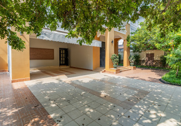 4 Bedroom Villa For Rent - Bassac Garden, Tonle Bassac, Phnom Penh thumbnail