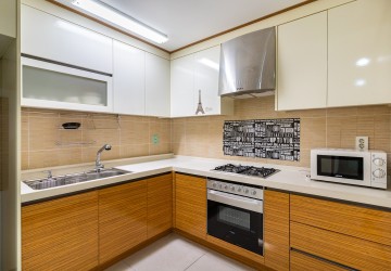 7th Floor 1 Bedroom Condo For Sale - DeCastle Royal, BKK1, Phnom Penh thumbnail