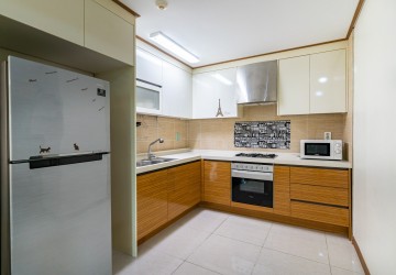 7th Floor 1 Bedroom Condo For Sale - DeCastle Royal, BKK1, Phnom Penh thumbnail