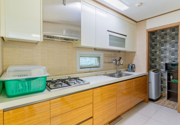 7th Floor 1 Bedroom Condo For Sale - DeCastle Royal, BKK1, Phnom Penh thumbnail