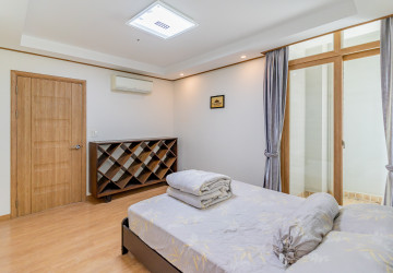 7th Floor 1 Bedroom Condo For Sale - DeCastle Royal, BKK1, Phnom Penh thumbnail