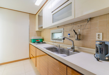 7th Floor 1 Bedroom Condo For Sale - DeCastle Royal, BKK1, Phnom Penh thumbnail