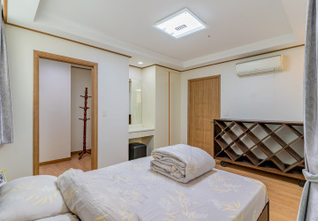 7th Floor 1 Bedroom Condo For Sale - DeCastle Royal, BKK1, Phnom Penh thumbnail