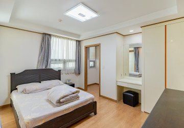 7th Floor 1 Bedroom Condo For Sale - DeCastle Royal, BKK1, Phnom Penh thumbnail