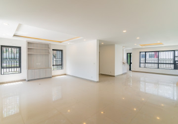 6 Bedroom Queen Villa For Rent - Preak Leab, Phnom Penh thumbnail