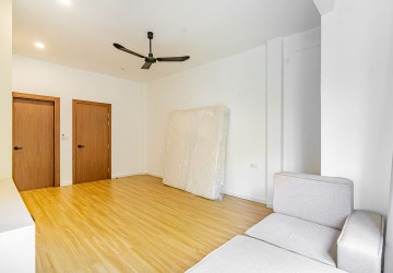 Renovated Triplex 4 Bedroom Apartment For Rent - Chakto Mukh, Phnom Penh thumbnail