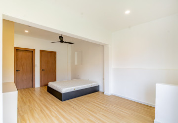 Renovated Triplex 4 Bedroom Apartment For Rent - Chakto Mukh, Phnom Penh thumbnail