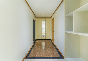 4 Bedroom Condo For Rent - De Castle Noblesse, Beoung Kak 1, Phnom Penh thumbnail