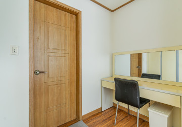 4 Bedroom Condo For Rent - De Castle Noblesse, Beoung Kak 1, Phnom Penh thumbnail