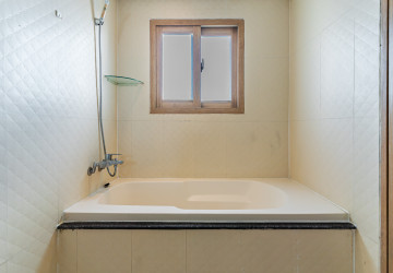 4 Bedroom Condo For Rent - De Castle Noblesse, Beoung Kak 1, Phnom Penh thumbnail