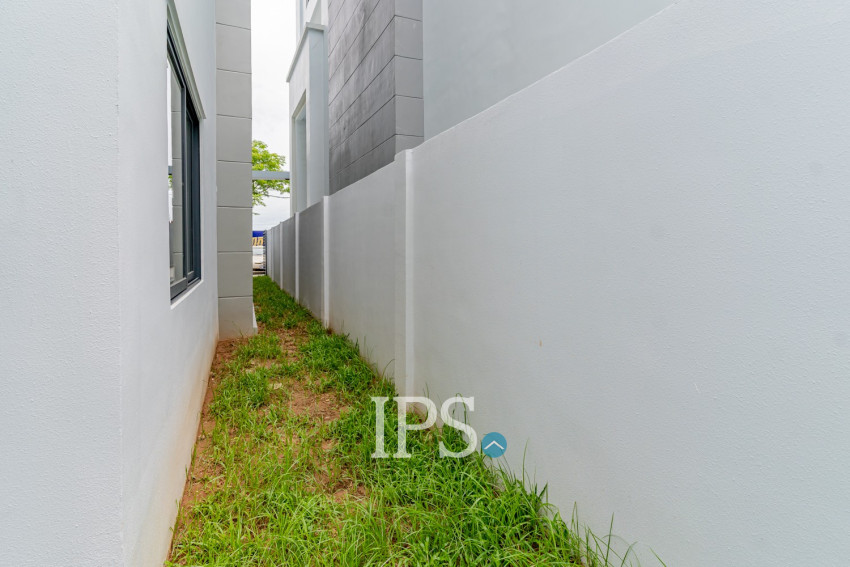 4 Bedroom Corner Shophouse For Rent - Borey Chip Mong 271, Khan Meanchey, Phnom Penh