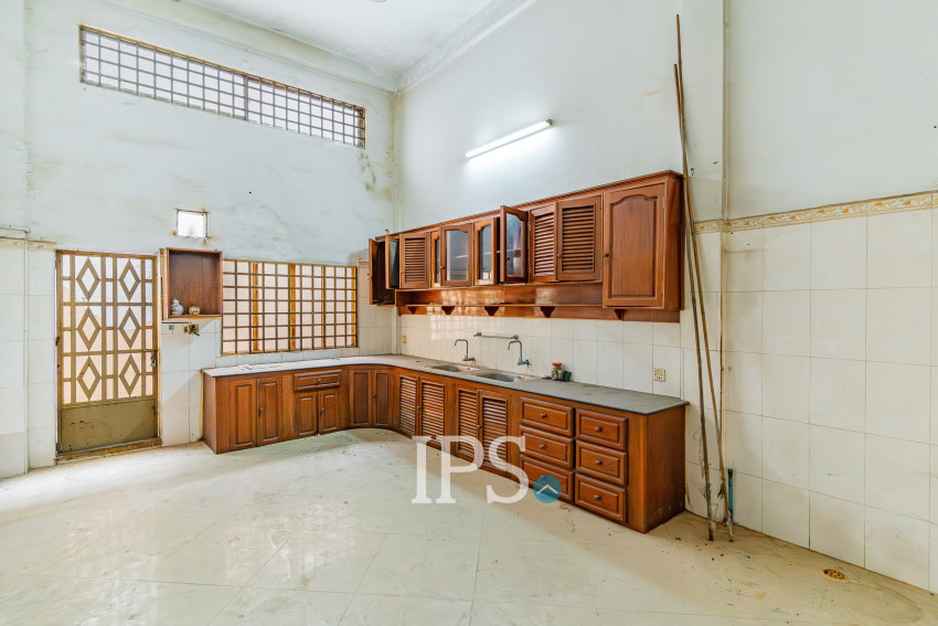 16 Room Commercial Shophouse For Rent - Phsar Chas, Phnom Penh