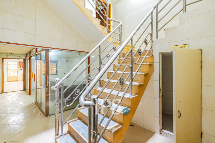 16 Room Commercial Shophouse For Rent - Phsar Chas, Phnom Penh
