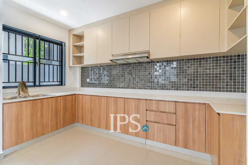 4 Bedroom Link Villa For Rent - Chak Angrae Kraom, Phnom Penh