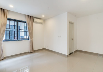 4 Bedroom Link Villa For Rent - Chak Angrae Kraom, Phnom Penh thumbnail