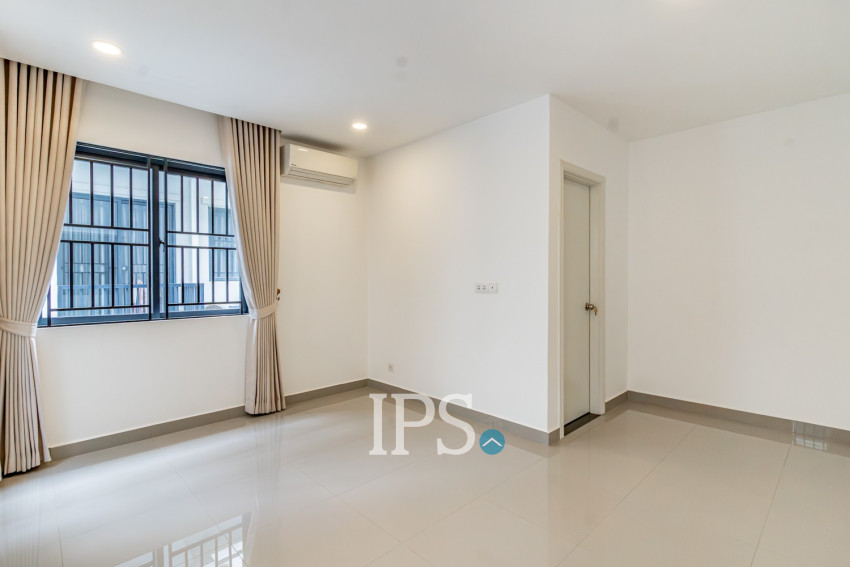4 Bedroom Link Villa For Rent - Chak Angrae Kraom, Phnom Penh
