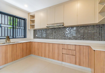 4 Bedroom Link Villa For Rent - Chak Angrae Kraom, Phnom Penh thumbnail