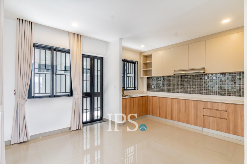 4 Bedroom Link Villa For Rent - Chak Angrae Kraom, Phnom Penh