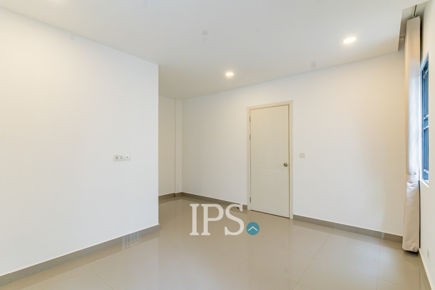 4 Bedroom Link Villa For Rent - Chak Angrae Kraom, Phnom Penh