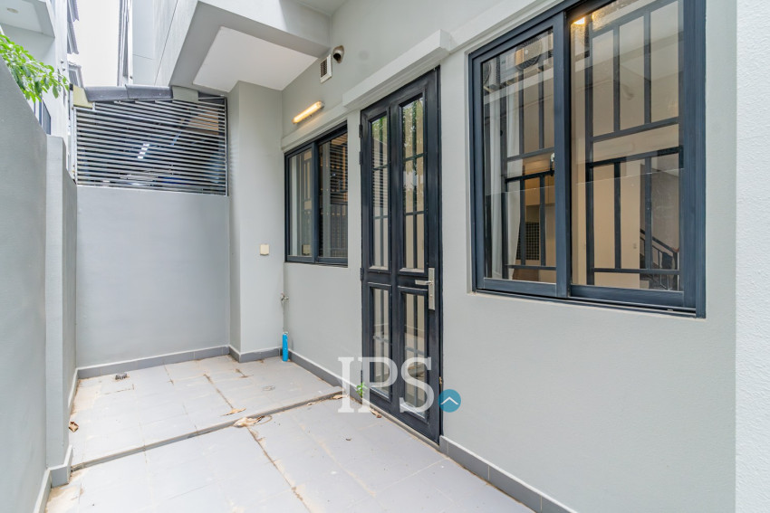 4 Bedroom Link Villa For Rent - Chak Angrae Kraom, Phnom Penh
